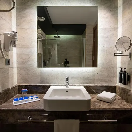 Hotel Tryp By Wyndham Maltepe 3*